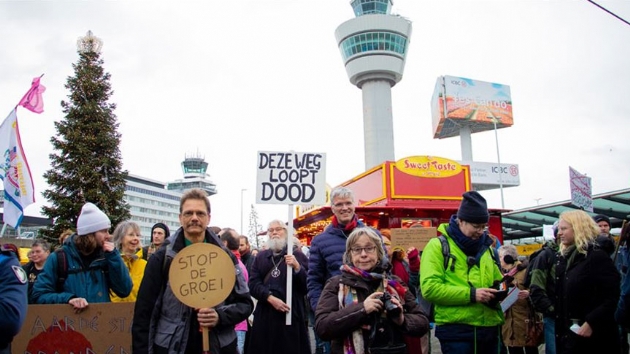 Hollanda'da iklim protestocular havaalann igal etti