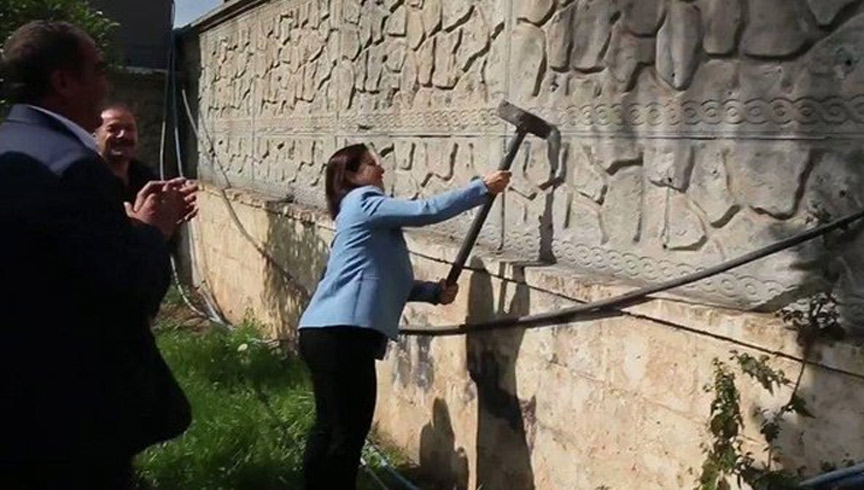 Balyozla �ov yapm��t�! G�revden uzakla�t�r�lan HDP'li Y�lmaz tutukland�