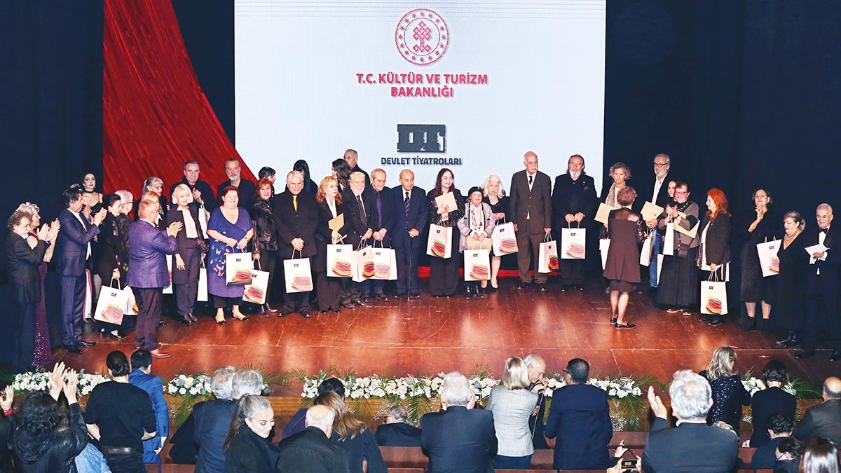 Devlet Tiyatrolar70 yanda