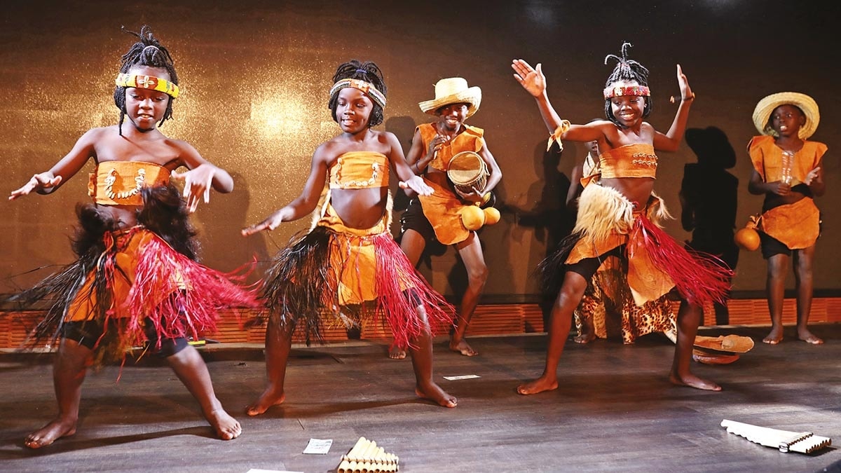 Masaka Kids Africana: Hayatn zorluklarn dans ile ayorlar