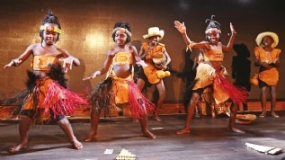 Masaka Kids Africana: Hayatn zorluklarn dans ile ayorlar