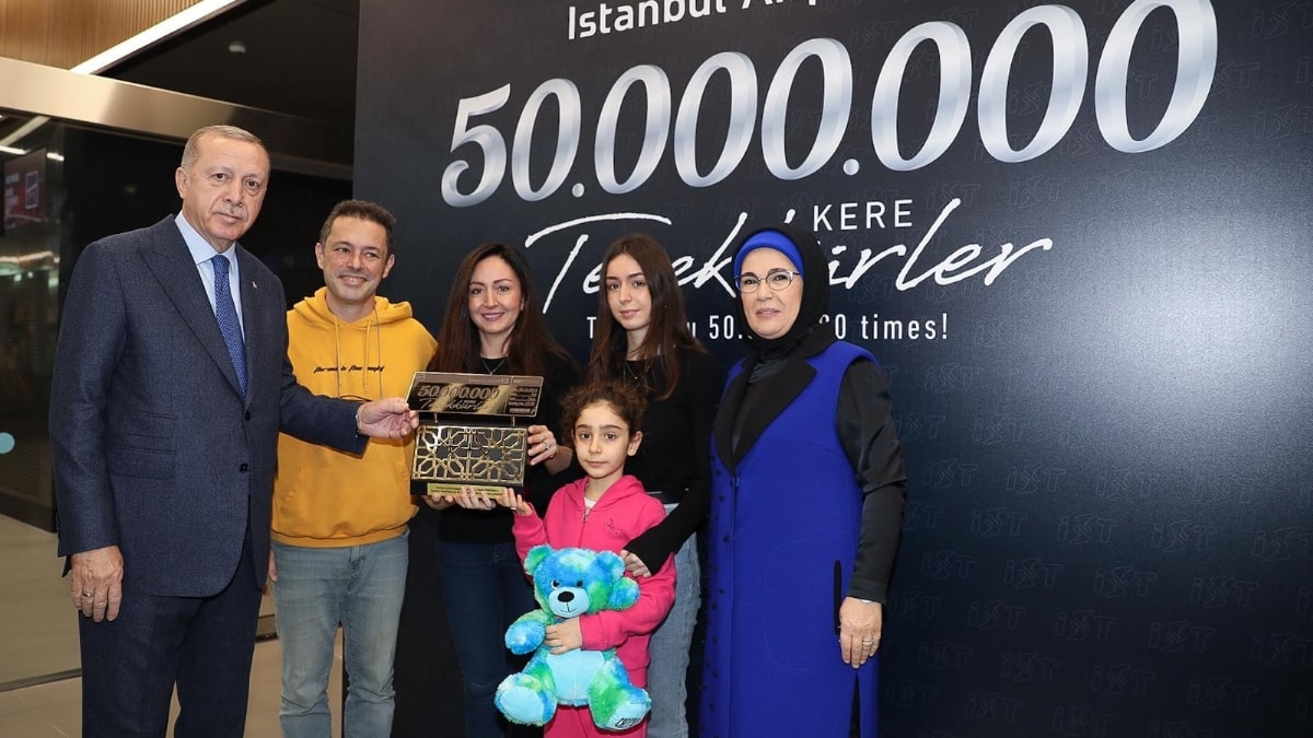 Bakan Erdoan'dan 50 milyonuncu yolcuya plaket