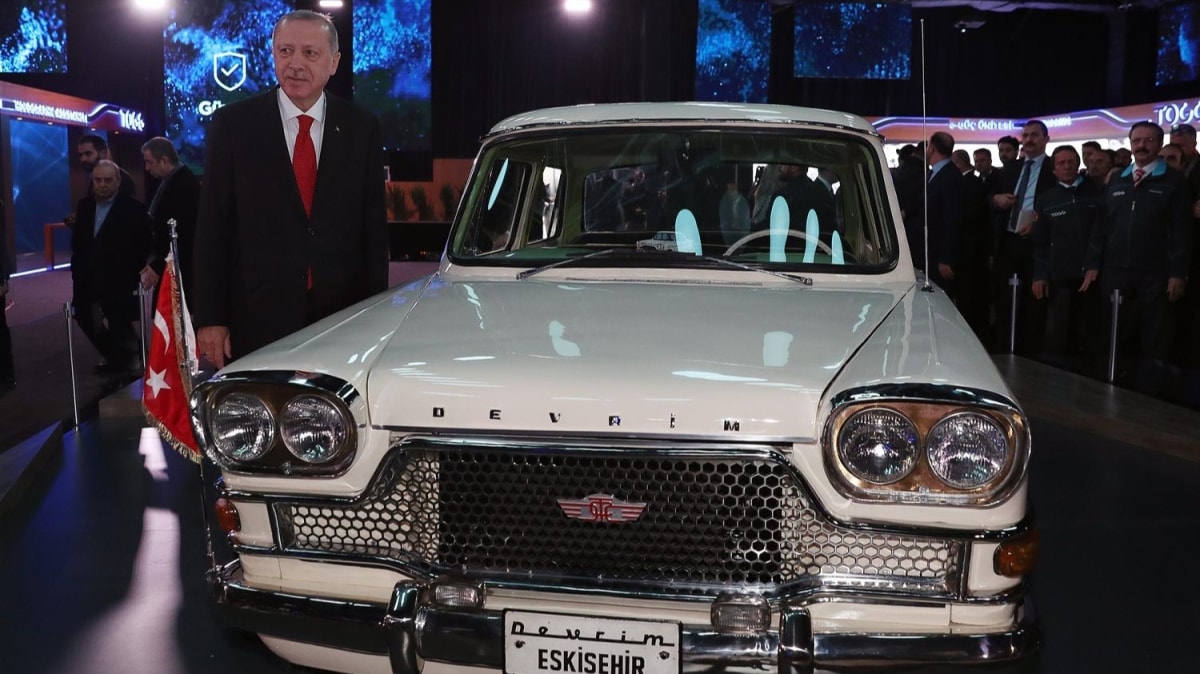 Bakan Erdoan, Trkiye'nin ilk yerli otomobili ''Devrim''in yannda fotoraf ektirdi