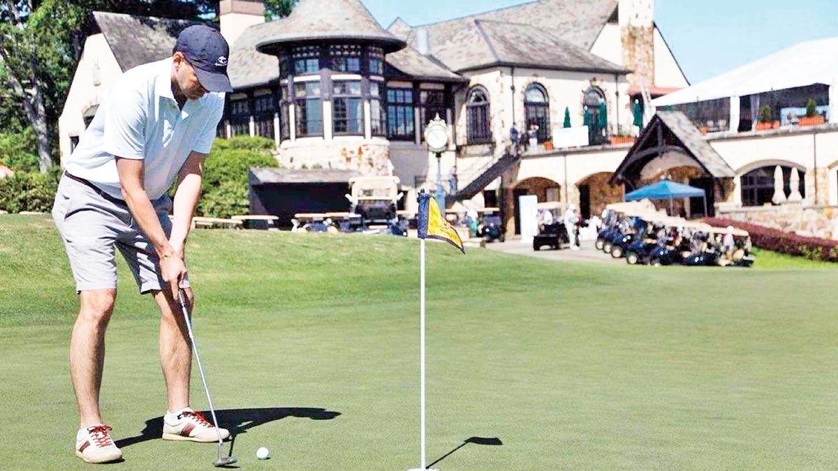 Klelerin zerinde golf oynuyorlar