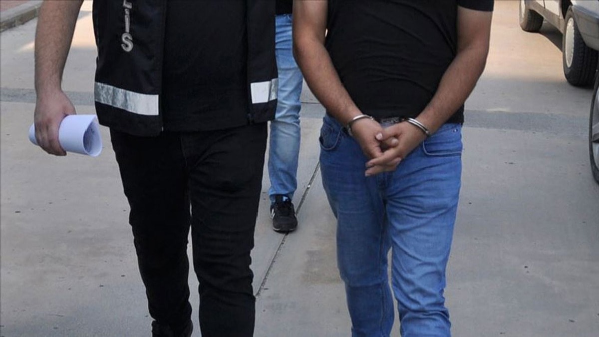 Adana'da aracnda 501 kaak cep telefonu bulunan zanl tutukland