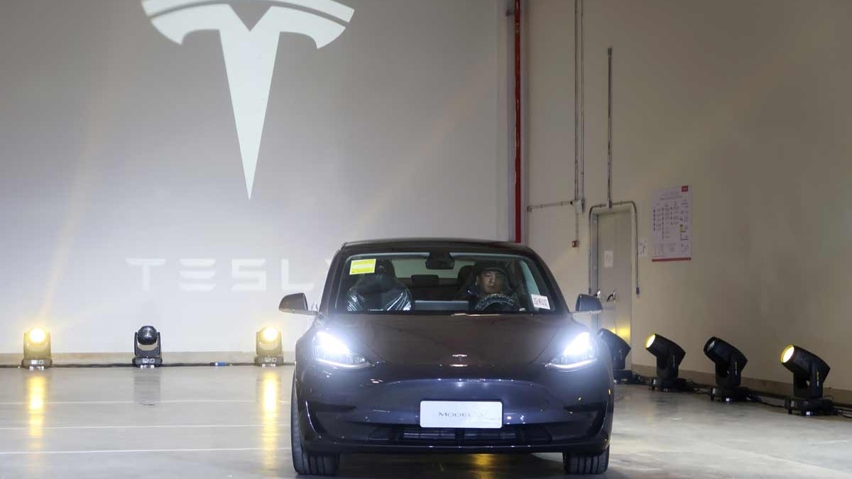 Tesla in'de retilen ilk 'Model 3' otomobilleri teslim etti