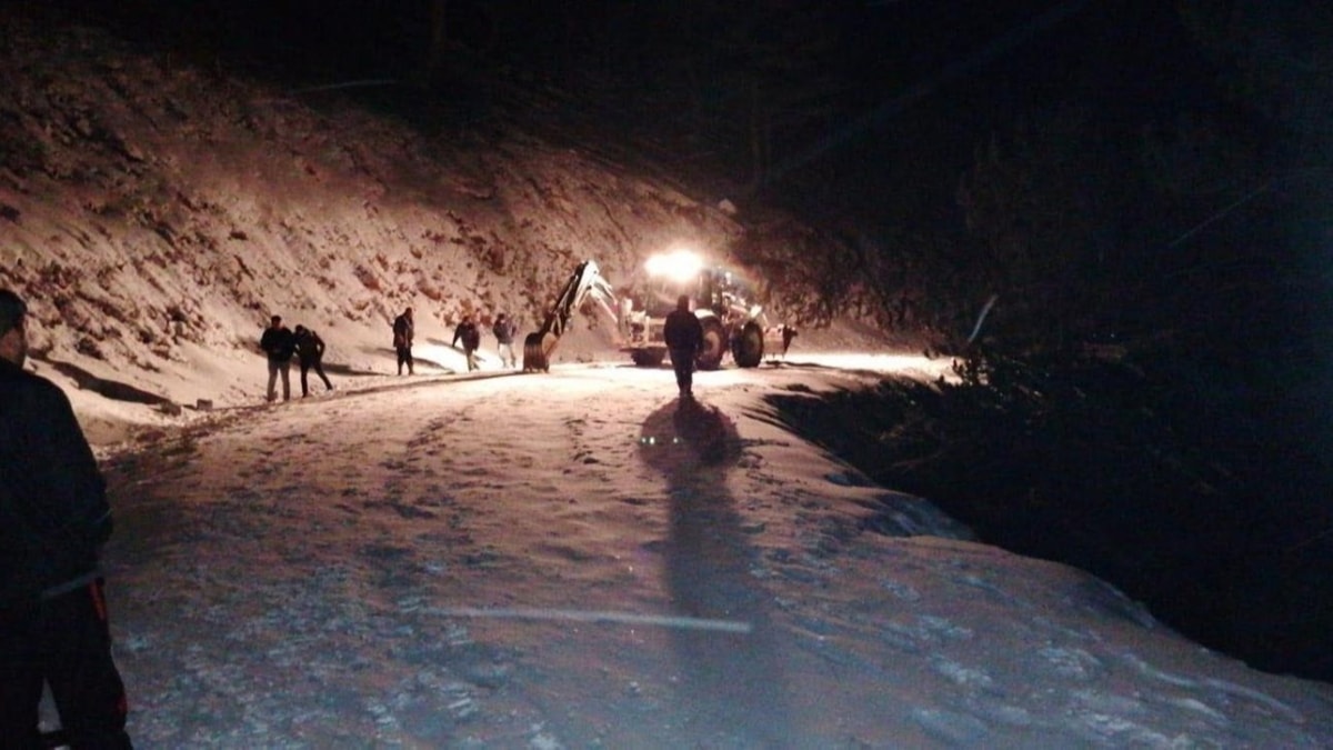 Mula'da kar nedeniyle 30 kii mahsur kald, 2 kii yaraland