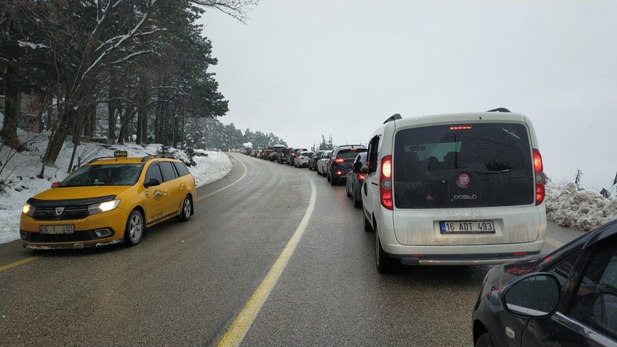 Uludağ'a tatilci akını; 5 kilometre araç kuyruğu oluştu
