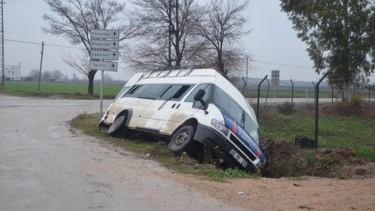 Adana'da tarm iilerini tayan minibs ile otomobil arpt: 10 yaral