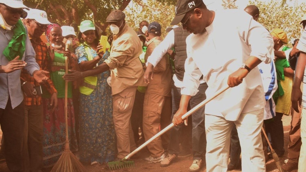Senegal Cumhurbakan elinde sprgeyle sokak temizledi 
