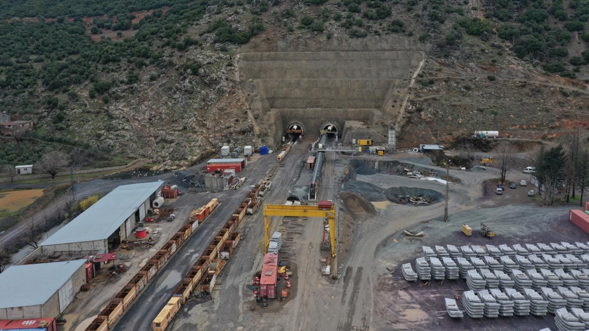 Trkiyenin en uzun demir yolu tnelinde sona doru 