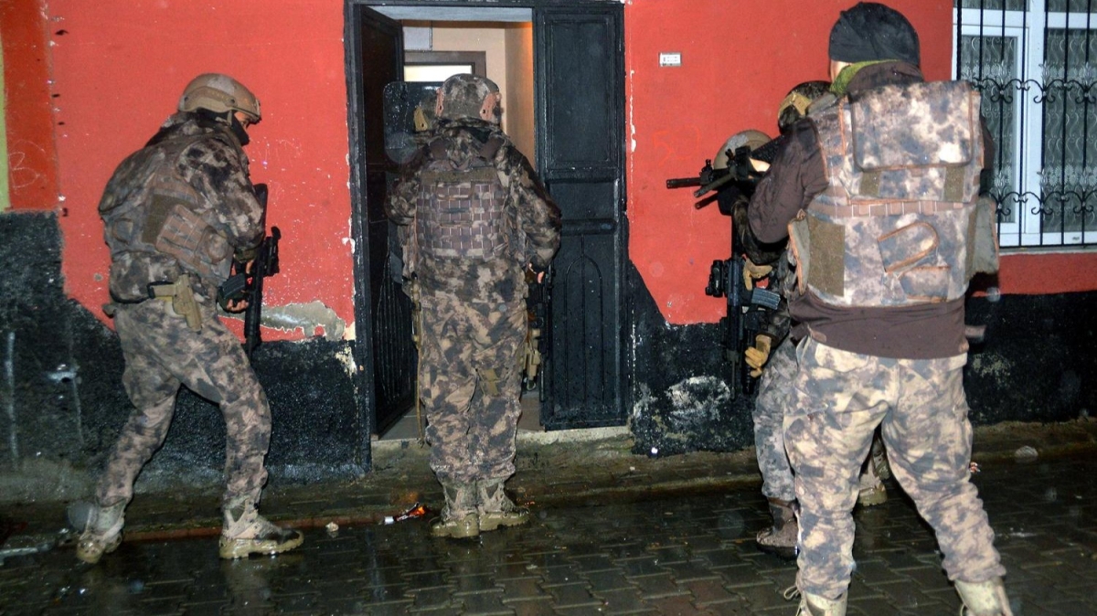 Uyuturucuyu zendirici paylamlarda bulunan 8 kii gzaltna alnd