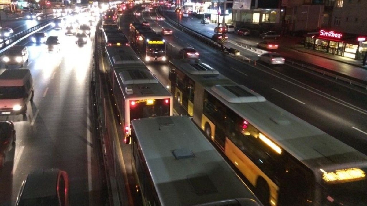Metrobs arza yapt, uzun kuyruklar olutu 