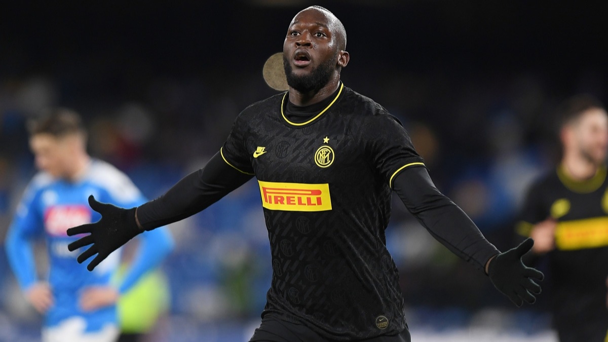 Romelu Lukaku bir utuyla Napoli kalecisi Alex Meret'i sakatlad