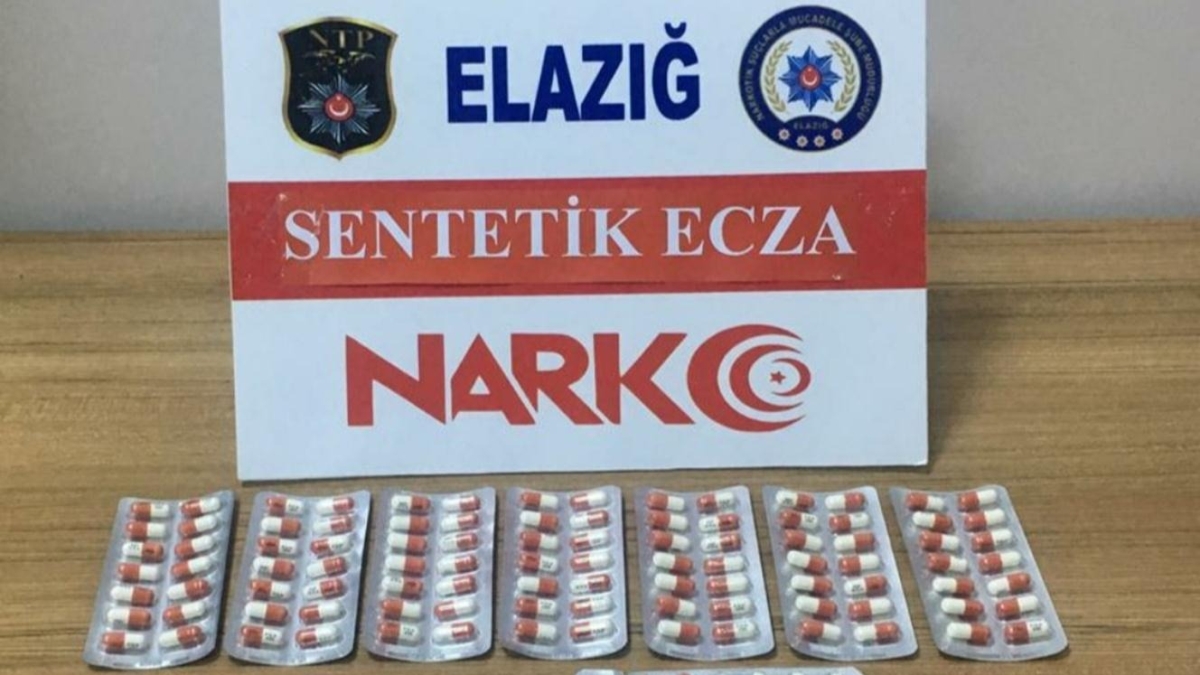 ELAZI'da polisin phe zerine A.D.'nin zerinde yapt aramada Trkiye'de yeil reeteyle satlabilen 231 hap ele geirildi.