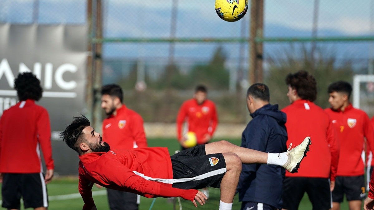 Kayserispor'da yeni transferler Fenerbahe manda oynayamayacak