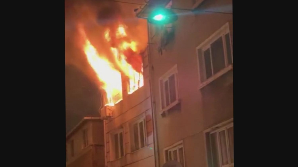 Beyolu'nda yabanc uyruklularn kald binada korkutan yangn