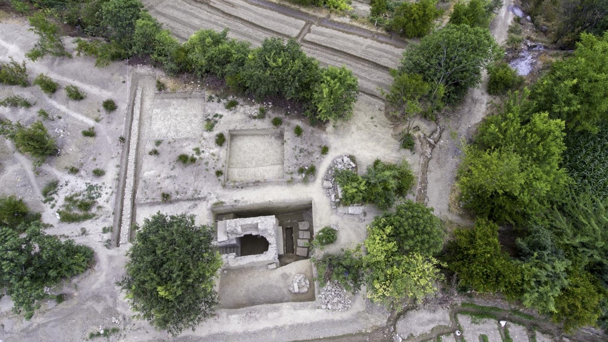 Denizli'de stadyum iin aratrma yaplan arazide tarihi mezar bulundu