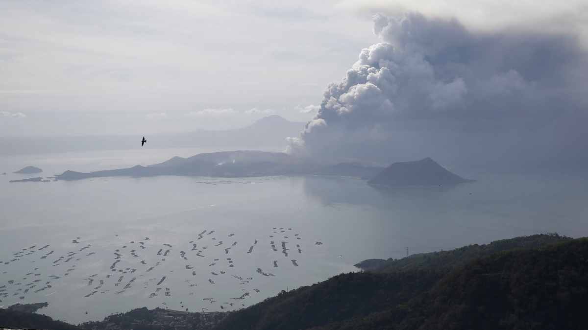 Filipinler'deki yanarda patlamasnn ardndan 82 bin kii tahliye edildi