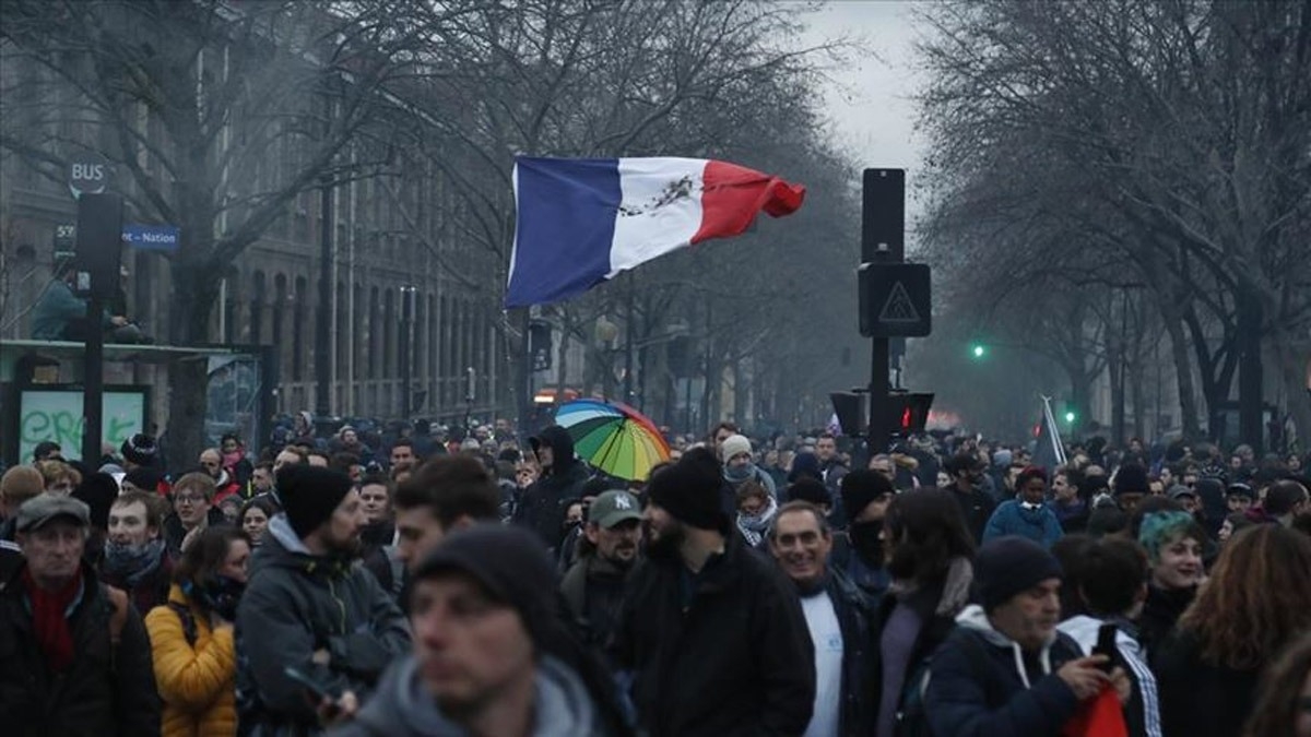 Fransada grev yapan iilerin maa kesilecek