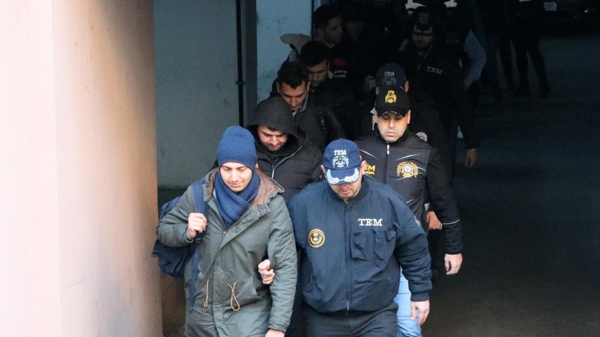 zmir'de, FET'den gzaltna alnan 105 asker adliyeye sevk edildi