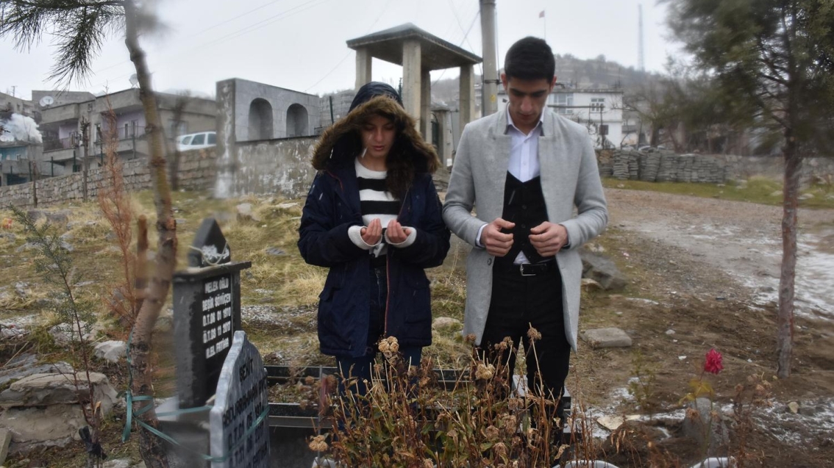 Karne ve takdir belgeleriyle ehit babalarnn mezarn ziyaret ettiler  