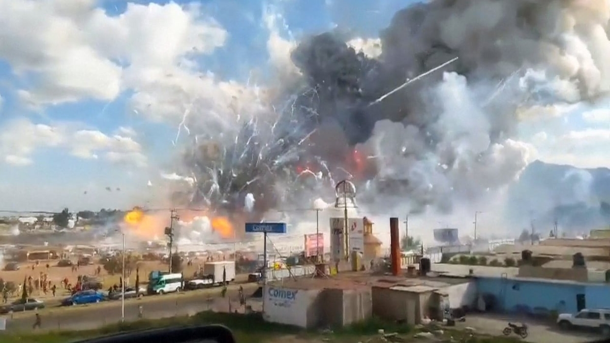 Meksika'da havai fiek deposunun patlamas sonucu 2 kii ld