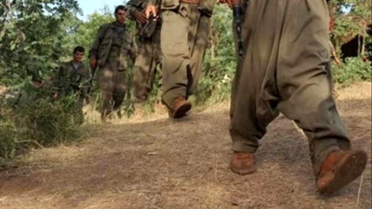 PKK'l terristler kardklar kz dere yatanda srkleyip kolunu krm