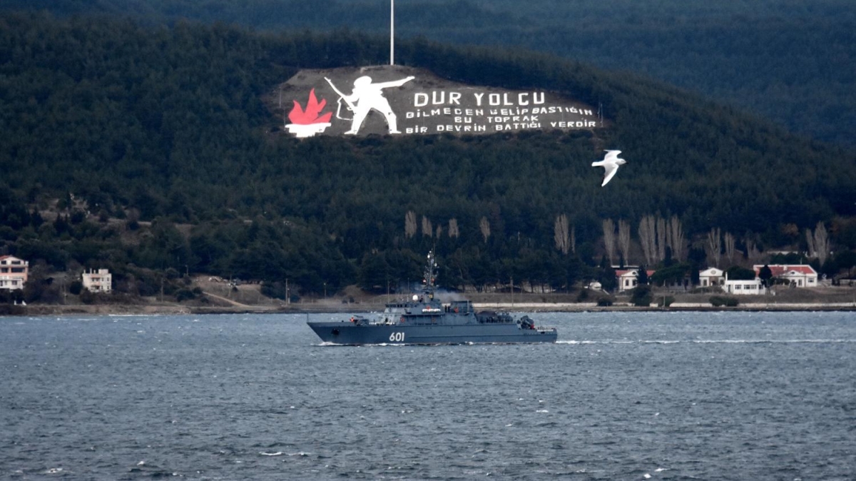 Rus mayn tarama gemisi ve askeri rmorkr anakkale Boazndan geti