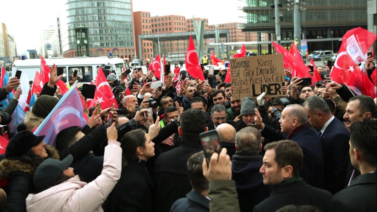 Cumhurbakan Erdoan, Berlin'de Trklerin sevgi gsterileriyle karland