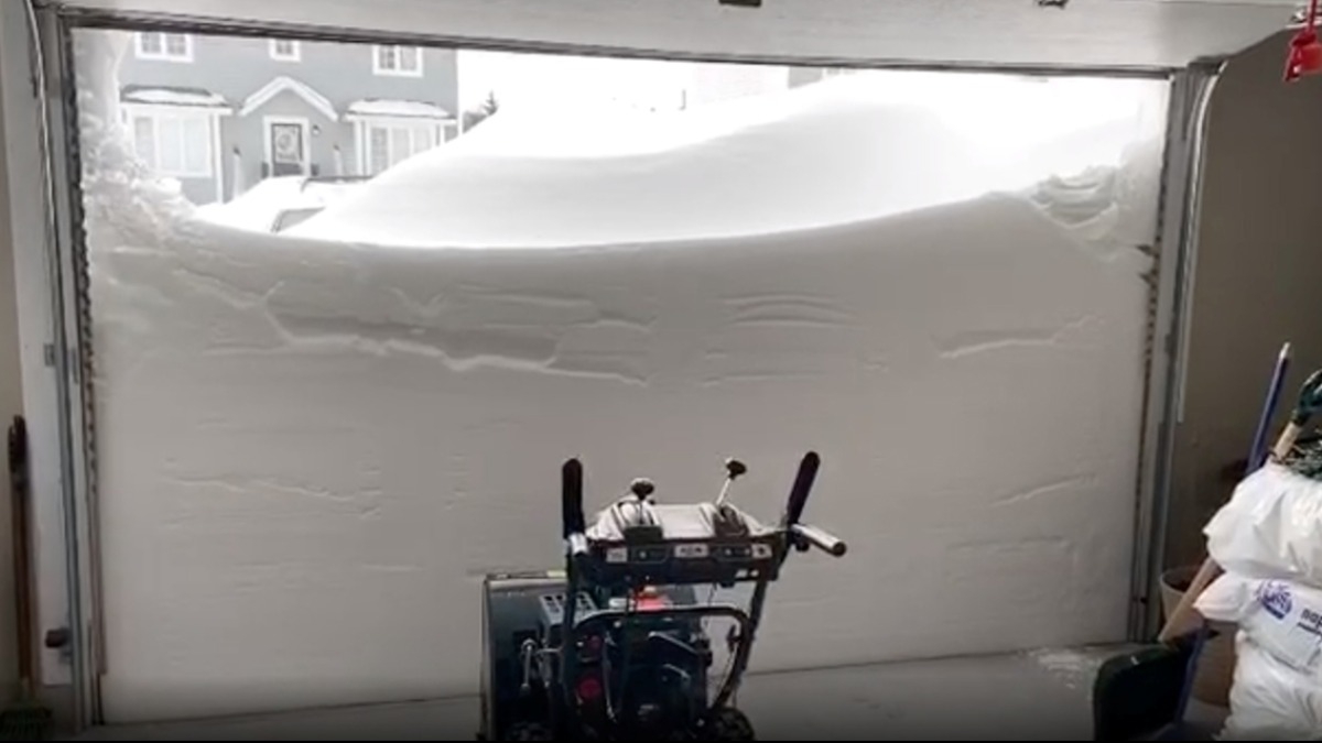 Kanadada kar kalnl 2 metreyi at, evlerin evresi karla kapland