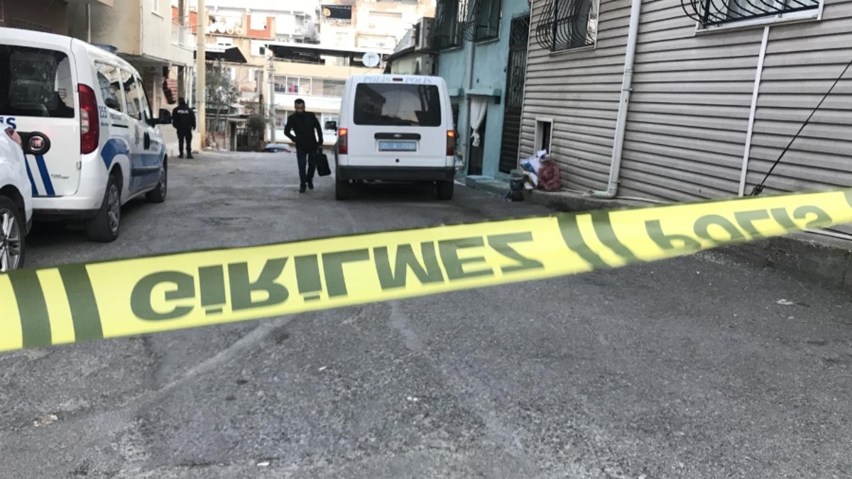 zmir'de bir kii sokakta darbettii eski eini tfekle yaralad 