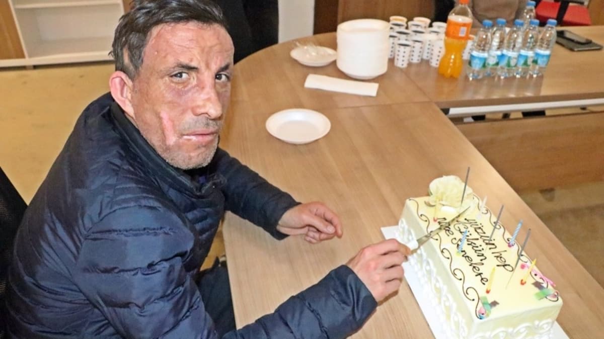 Uur Acar, yz naklinin 8inci yln pasta keserek kutlad 