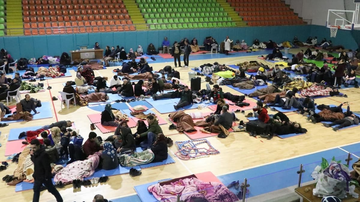 Depremden etkilenen baz Elazllar geceyi spor salonunda geirdi