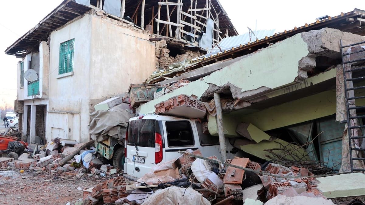 Malatya Valiliinden deprem aklamas