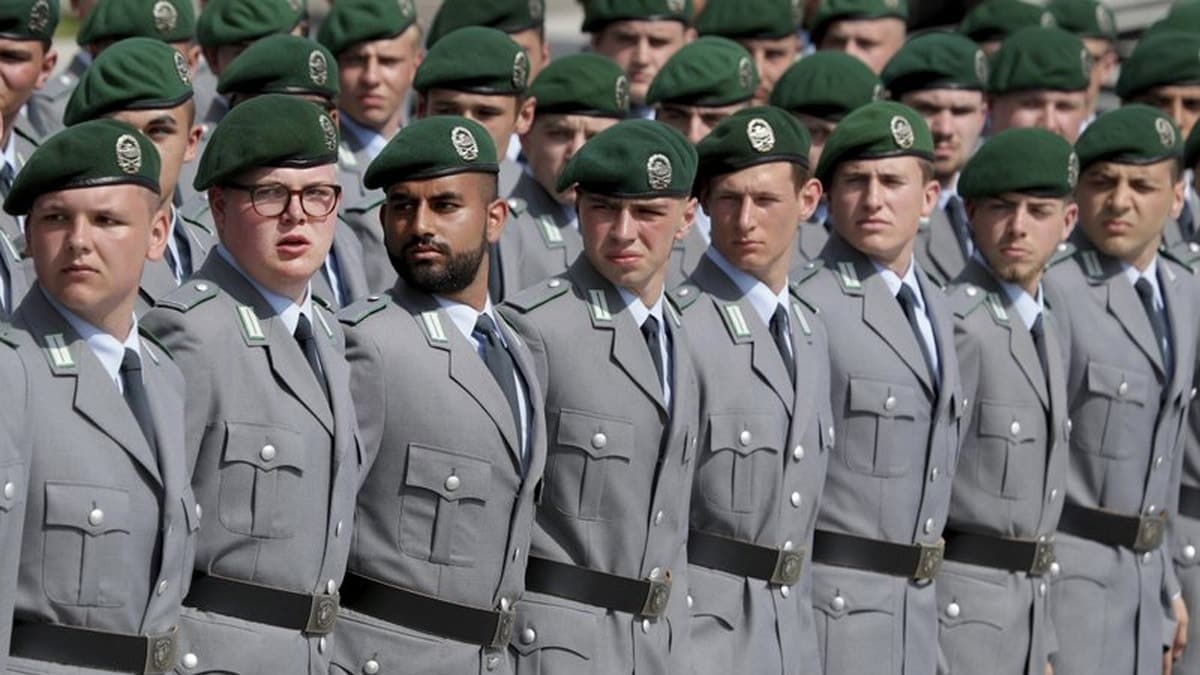 Alman ordusunda a sac olduundan phelenilen askerler soruturuluyor  