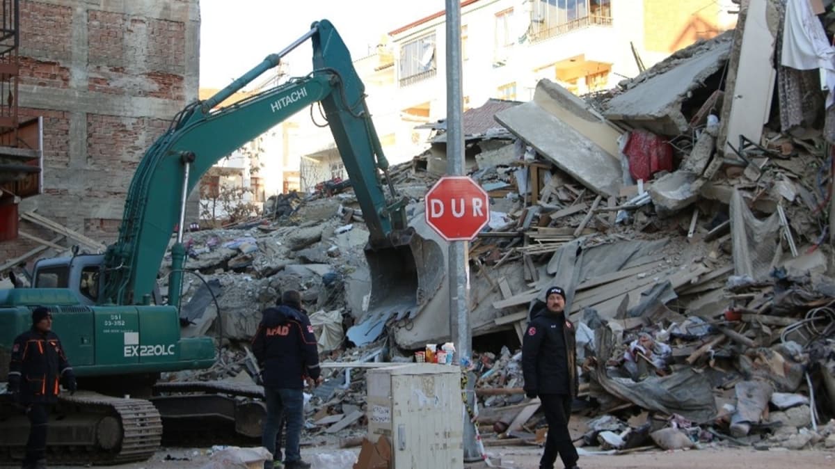 Azize'nin enkaz altndaki 65 yandaki annesini arama almalar younlat