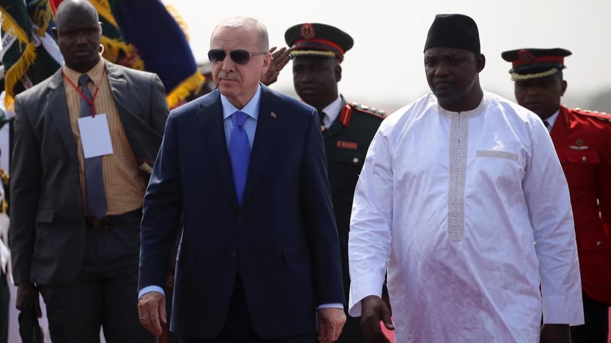 Bakan Erdoan, Gambiya Cumhurbakan Adama Barrow ile ortak basn aklamas yapyor