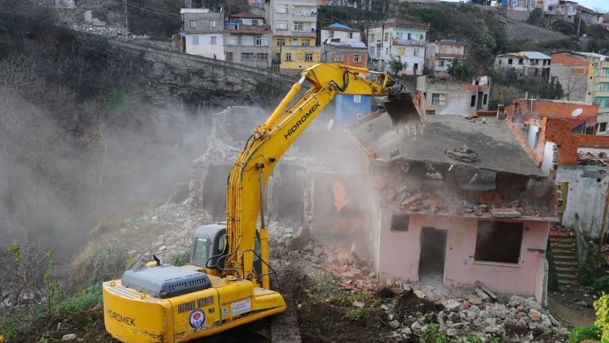 Deprem sonras riskli yaplara ilikin bilgi almak isteyenler ALO 181'i aryor 