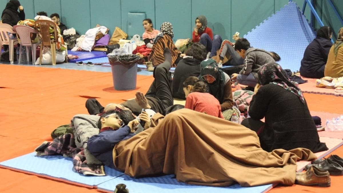 Depremzedeler geceyi spor salonunda geiriyor 