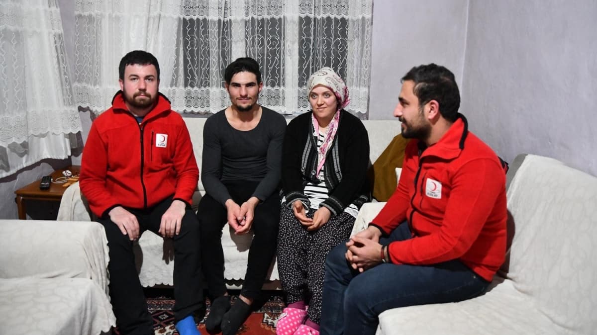 Depremzedeleri kurtaran Suriyeli gencin ailesine kavumas iin harekete geildi
