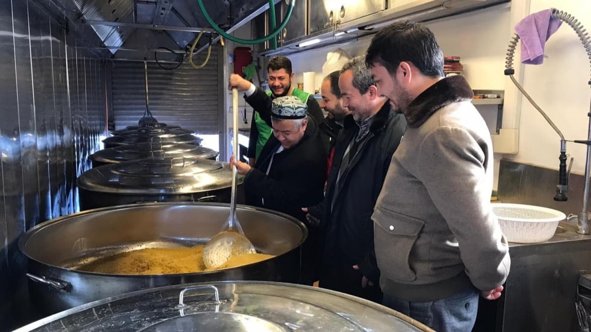 Dou Trkistanllar, pilavlarn depremzedeler iin piirdi