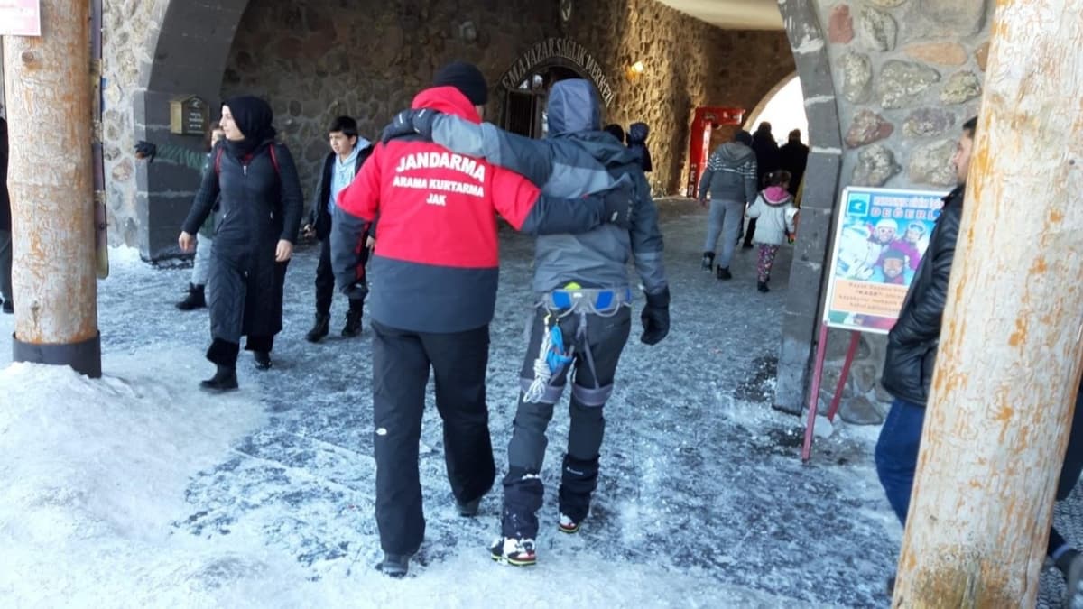 Erciyes'te sakatlanp mahsur kalan dacy jandarma kurtard