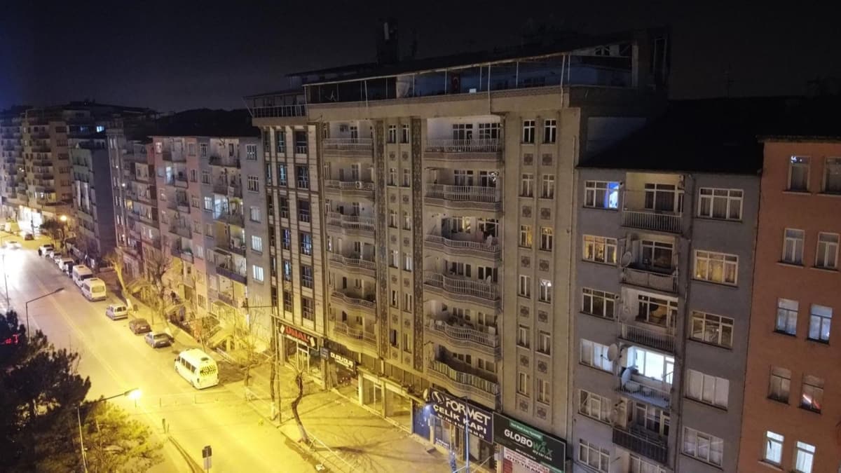 Malatya'da yklacak riskli 2 bina, havadan grntlendi
