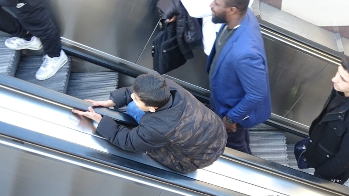 Taksim Metrosu'nun yryen merdivenlerinde tehlikeli oyun 