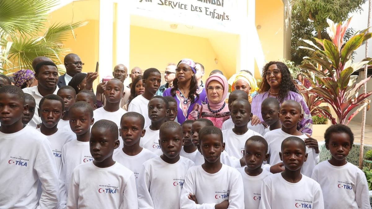 Emine Erdoan Senegal'de rehabilitasyon merkezi at