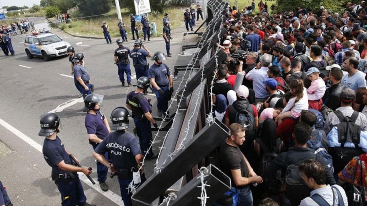 Macar polisi lkeye girmeye alan dzensiz gmenleri havaya ate aarak engelledi