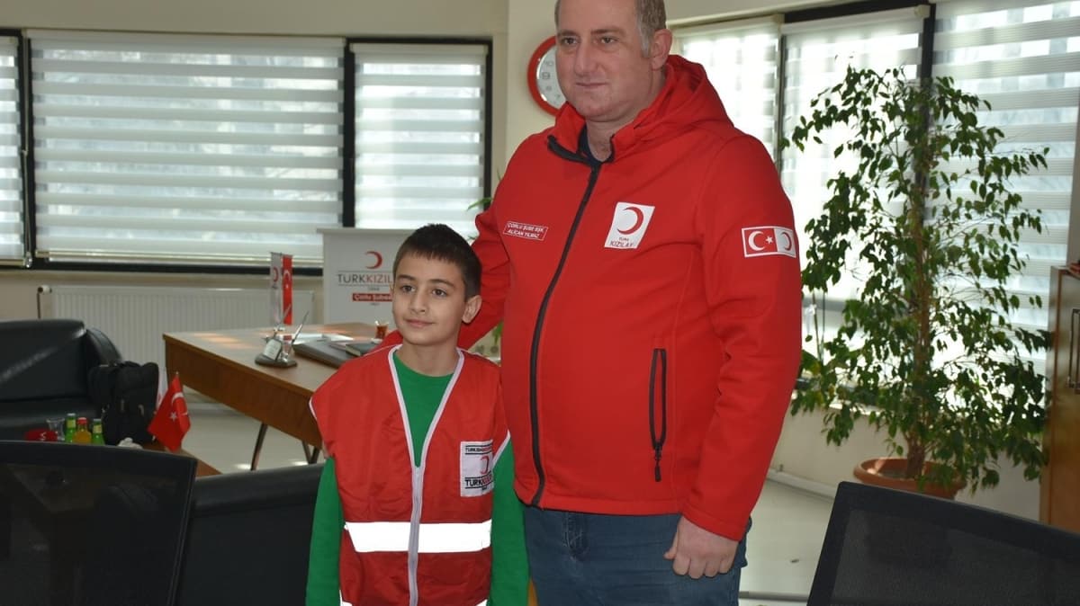 Kumbarasnda biriktirdii paray depremzedelere gnderdi