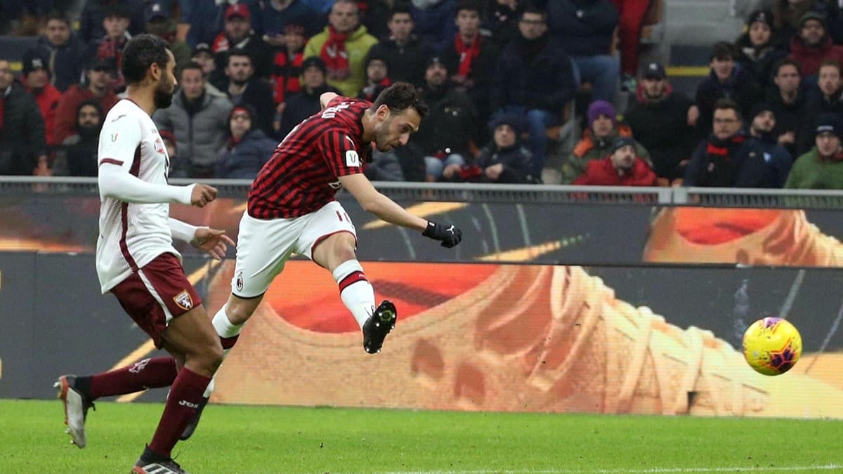 Torino'ya att 2 golle yldzlaan Hakan alhanolu, talya'da manetlerde