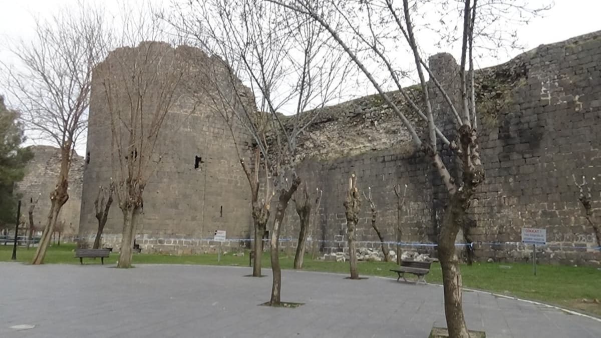 Elaz depremi, UNESCO Dnya Miras Listesinde bulunan surlar da etkiledi 